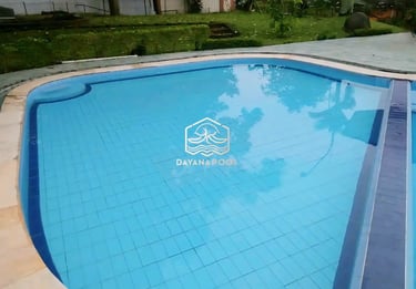 kolam renang di halamn belakang rumah dengan mozaik