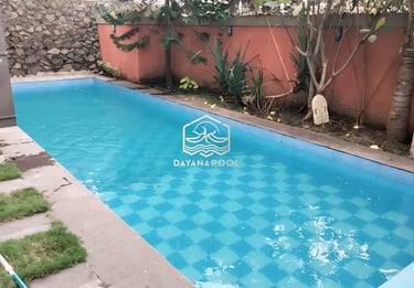 kolam renang berbentuk bulat dengan keramik roman motif mozaik.