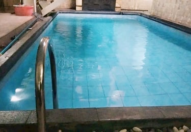 DayanaPool: Kolam renang air hangat pribadi modern di Bogor. 