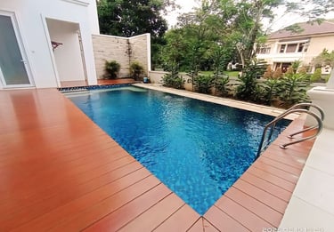kolam renang mewah dengan lantai pinggir kayu ulin dan finishing keramik roman biru dan ada tangga 