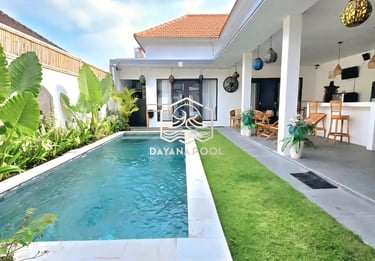 Kolam renang di villa dengan pemandangan pegunungan 