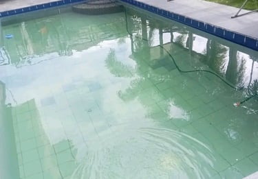 Kolam renang air hangat dengan jacuzzi terintegrasi untuk relaksasi di Cianjur.