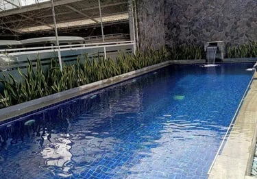 kolam renang minimalis hasil dari dayanapool dengan mozaik kuda laut