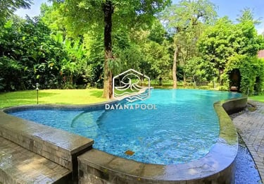 kolam renang dengan konsep bali dengan finishing batu alam