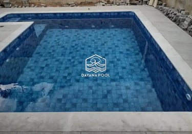 Kolam renang di villa dengan pemandangan pegunungan
