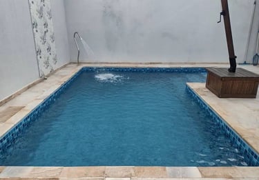 Kolam renang mewah di halaman belakang dengan sistem skimmer