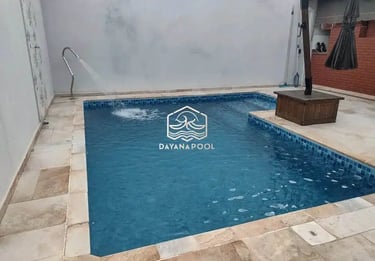 Kolam renang dengan finising batu yang cantik