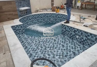 kolam renang berbentuk lingkaran dan kolam rendam di pinggirnya