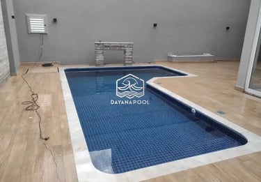Kolam renang air hangat minimalis dengan dek kayu di halaman belakang rumah Karawang