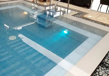 Kolam renang air hangat dengan jacuzzi terintegrasi untuk relaksasi di Purwakarta.