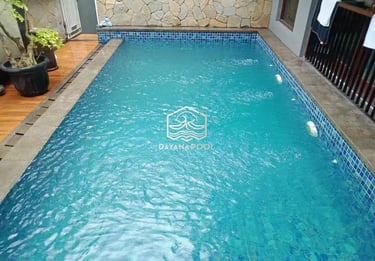 Kolam renang di villa dengan pemandangan pegunungan