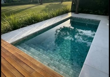 kolam renang dengan finising batu alam di bekasi