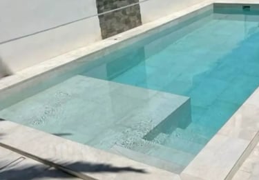 Kolam renang dengan finising batu yang cantik