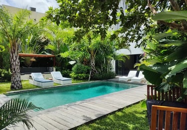 kolam renang cantik di villa dengan finising batu buatan dayanapool