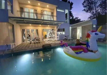 Anak-anak tertawa riang bermain di kolam renang, menggambarkan kebahagiaan keluarga.