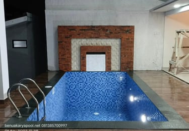 Desain kolam renang air hangat modern dengan air terjun buatan di Garut.