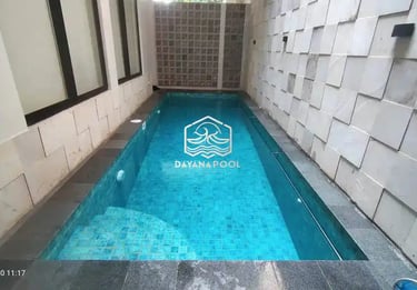kolam renang dengan konsep bali dengan finishing batu alam