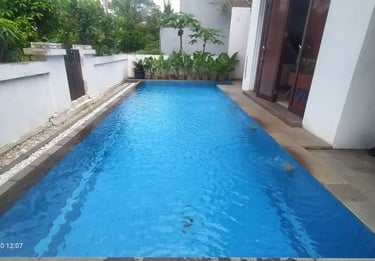 kolam renang mewah dengan mozaik kuda laut
