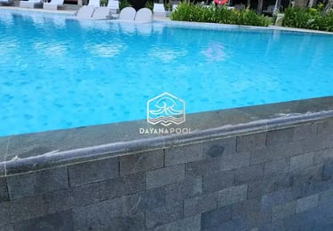 Kolam renang tepi overflow dari Dayanapool dengan desain elegan dan berkualitas