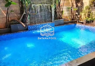 Kolam renang di villa dengan pemandangan pegunungan