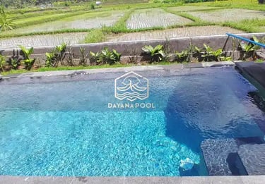 Tampilan rumah mewah dengan kolam renang yang estetis, menunjukkan peningkatan nilai properti.