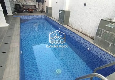 kolam renang dengan finishing Mozaik berwarna biru