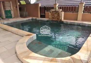 kolam renang dengan konsep bali dengan finishing batu alam