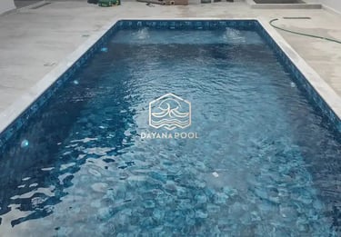 kolam renang di halaman belakang yang indah dan menyegarkan dengan keramik berwarna biru