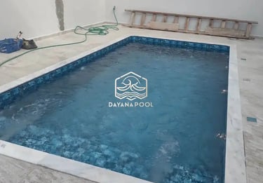 Kolam renang di villa dengan pemandangan pegunungan