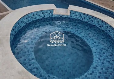 Kolam renang air hangat dengan jacuzzi terintegrasi untuk relaksasi di Cianjur.