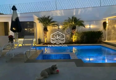 Tampilan rumah mewah dengan kolam renang yang estetis, menunjukkan peningkatan nilai properti.