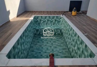 Foto kolam renang villa dengan suasana malam yang diterangi lampu taman