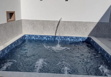 Tampilan rumah mewah dengan kolam renang yang estetis, menunjukkan peningkatan nilai properti.
