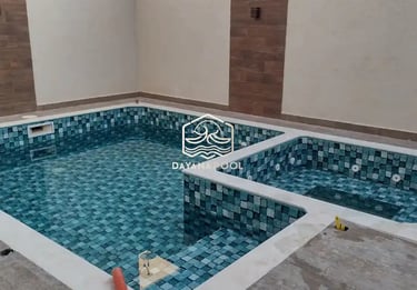 kolam renang berbentuk lingkaran dan minimalis
