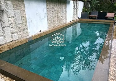 kolam renang overflow dengan finising batu yang di buata dayanapool bogor