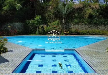 kolam renang di halaman belakang yang indah dan menyegarkan dengan keramik berwarna biru