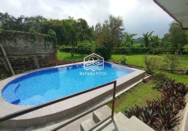 Kolam renang di villa dengan pemandangan pegunungan 