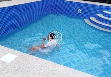 suasana santai di kolam renang dengan keluarga