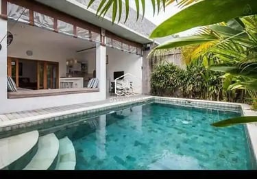 kolam renang cantik dengan pemandangan pegunungan yang hijau