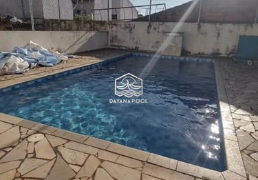 Kolam renang di villa dengan pemandangan pegunungan