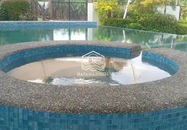 kolam renang berbentuk lingkaran dan kolam rendam di pinggirnya