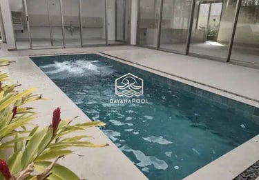 Kolam renang di villa bandung dengan pemandangan pegunungan