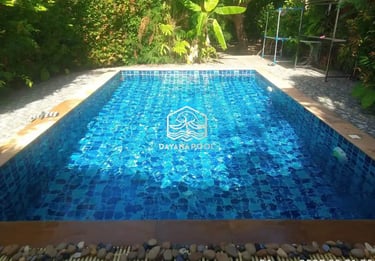 Kolam renang umum di komplek perumahan.