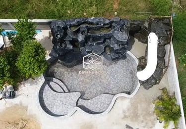 Kolam renang umum berbentuk lingkaran dengan keramik roman berwarna biru.