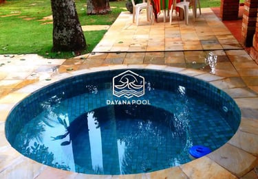 kolam jakuzzi dengan air panas berbentuk bulat dan mozaik kuda laut berwarna biru tua