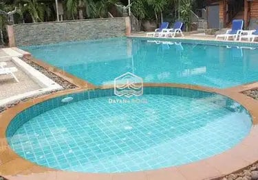 Desain Kolam renang mewah dan jakuzzi yang menjadi satu di kolam renqang mewah.