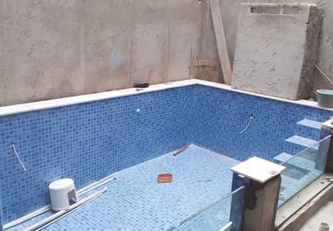 kolam renang minimalis dengan kaca temper