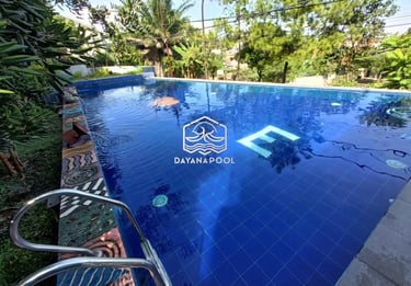 Kolam renang di villa dengan pemandangan pegunungan