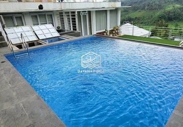 Kolam renang di villa dengan pemandangan pegunungan
