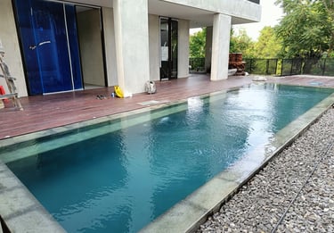 kolam renang overflow dengan finising batu yang di buata dayanapool bogor